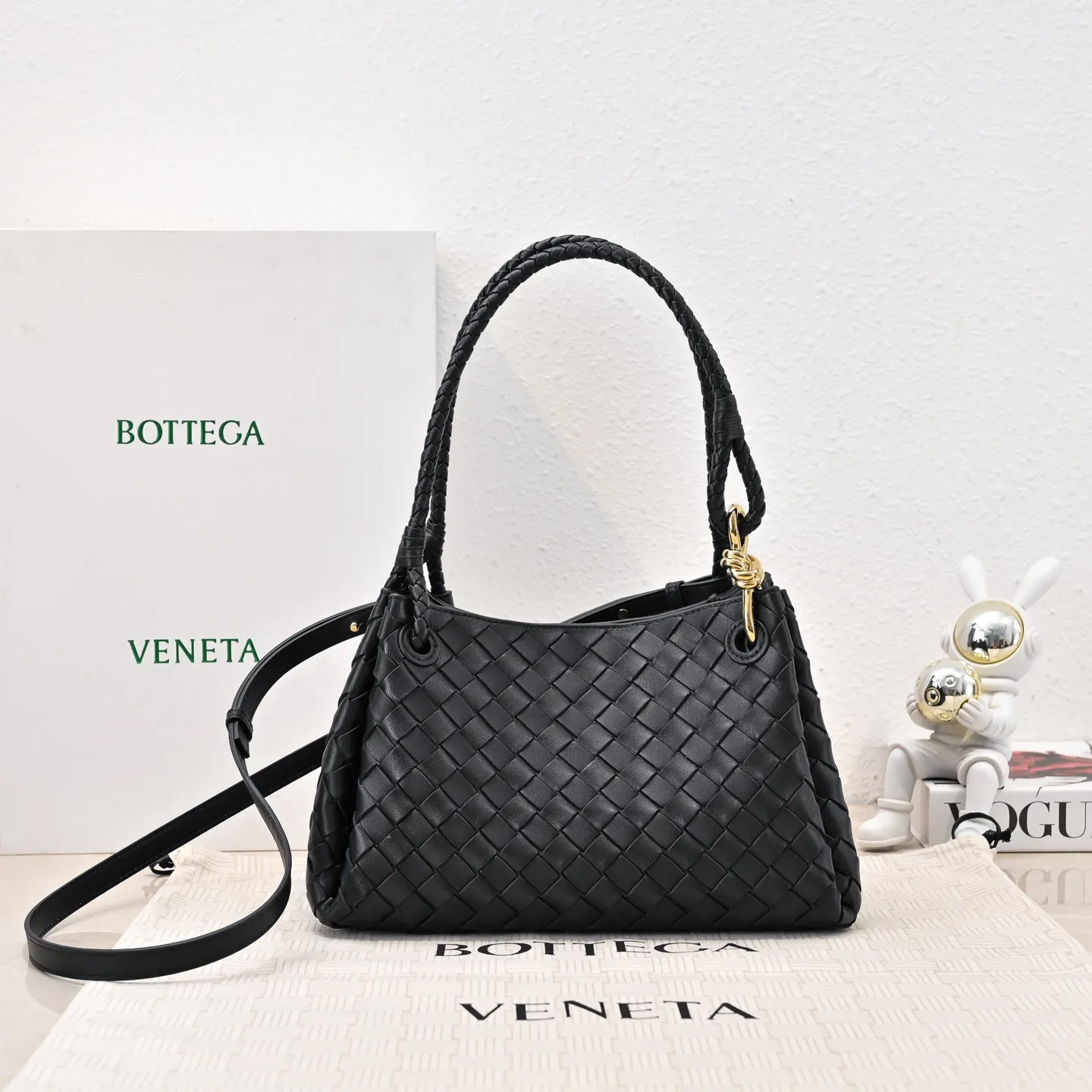 Batch 2060 BOTTEGA VENETA 2025 Autumn New Product Medium Parachuta The long-awaited new medium parachuta is here, with a unique appearance and iconic metal knots, and a whole piece of leather folds the four corners into a parachute shape! The exquisite Knot metal buckle is like putting jewelry on a bag. It is high-end and elegant. Its super capacity can hold all your things! The overall effect of this bag is very different from before. It is neither too delicate to provide a large capacity nor too bulky because of its practicality. It simply provides a perfectly suitable bag for casual and simple people👜 Style number: 5921 Size: 29.5*18.5*17.5cm